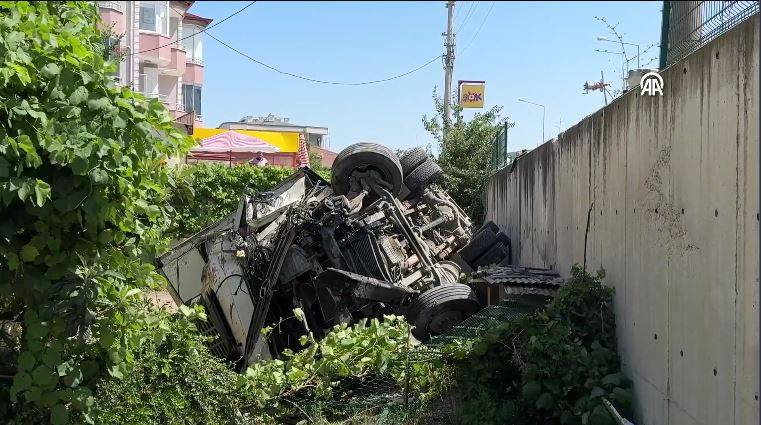Kamyon evin bahçesine uçtu! Çok sayıda yaralı var - Resim: 13
